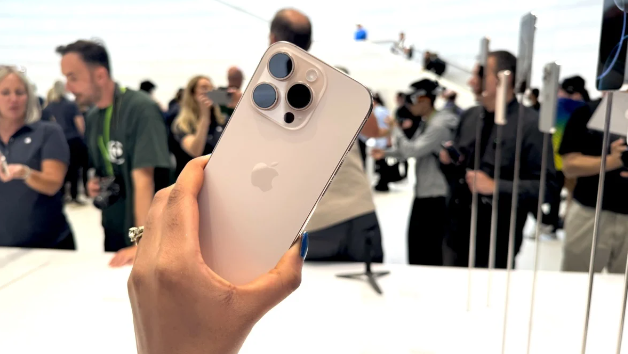iPhone 16 Pro Max Hands-On: Bigger Size Transforms It Into a ‘Phablet’ iPhone 16 Pro Max Hands-On: Bigger Size Transforms It Into a ‘Phablet’