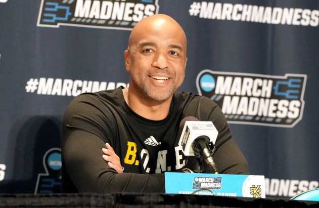 USF Basketball Coach Amir Abdur-Rahim Passes Away at 43 After Medical Complications USF Basketball Coach Amir Abdur-Rahim Passes Away at 43 After Medical Complications