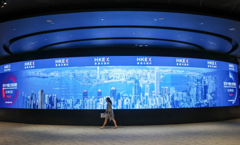 Mainland Chinese investors snap up a record amount of Hong Kong stocks Mainland Chinese investors snap up a record amount of Hong Kong stocks
