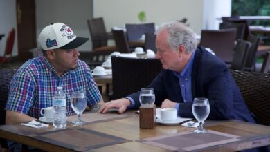 Maryland Sen. Van Hollen shares photo with Kilmar Abrego Garcia in El Salvador
