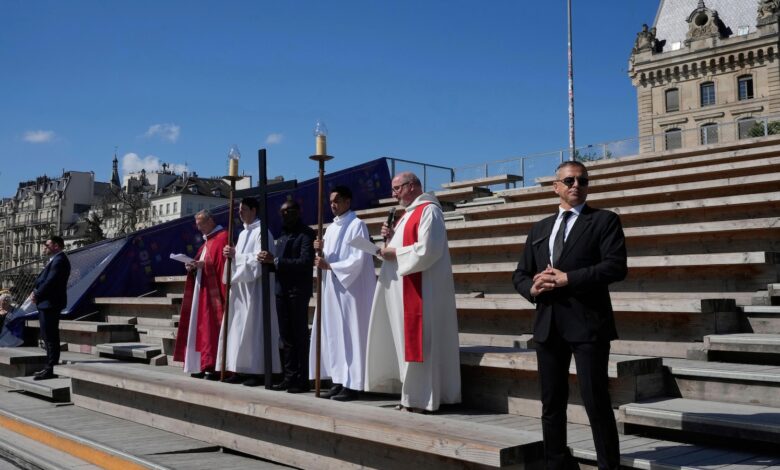 Worshippers return to restored Notre Dame for Easter rituals with emotion and awe Worshippers return to restored Notre Dame for Easter rituals with emotion and awe