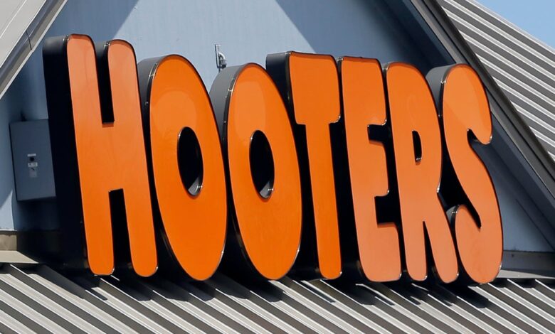 Hooters files for bankruptcy but says it’s “here to stay” Hooters files for bankruptcy but says it’s “here to stay”