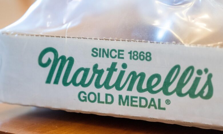 Martinelli’s recalls 170,000 apple juice bottles over risk of toxic substance from fungi Martinelli’s recalls 170,000 apple juice bottles over risk of toxic substance from fungi