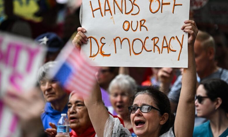 “Hands Off!” demonstrations protest Trump, Musk across U.S. “Hands Off!” demonstrations protest Trump, Musk across U.S.