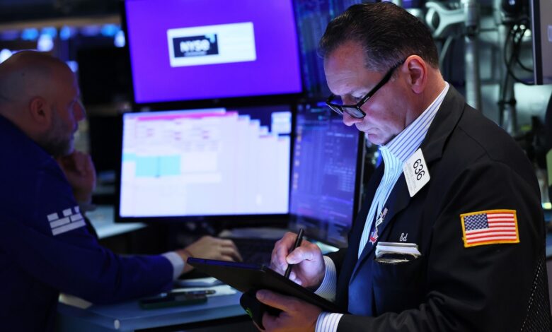 US stocks rally as Trump signals thaw in trade war, Tesla shares soar US stocks rally as Trump signals thaw in trade war, Tesla shares soar