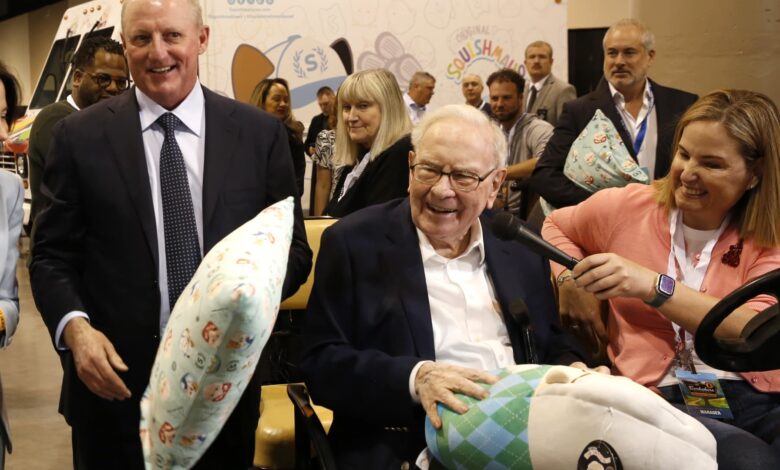 Berkshire’s Warren Buffett to retire, asks board to replace him with Greg Abel Berkshire’s Warren Buffett to retire, asks board to replace him with Greg Abel