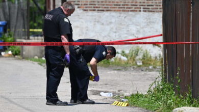 Chicago cop sees shooting in progress, chases down gunman