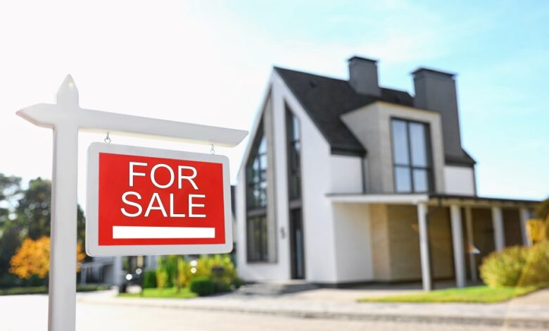 Economic factors make some luxury homebuyers hesitate Economic factors make some luxury homebuyers hesitate