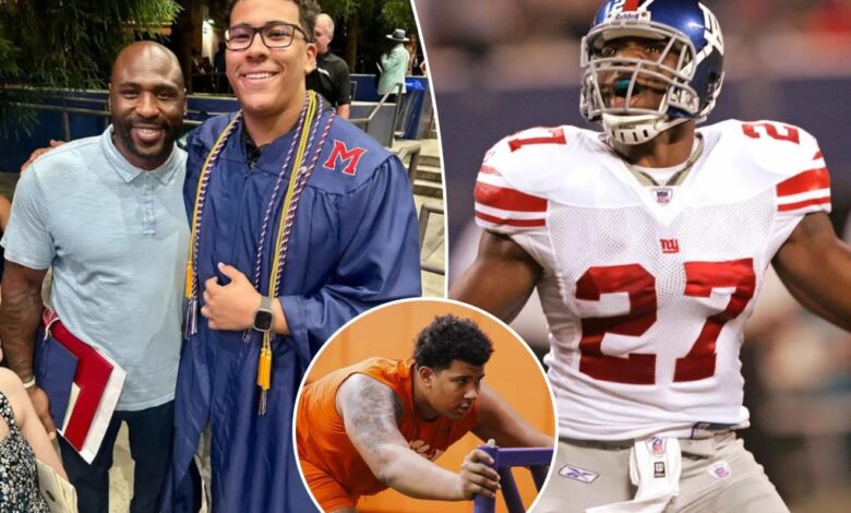 Former Giant Brandon Jacobs’ son shocks fans in photo towering over his Super Bowl winning dad Former Giant Brandon Jacobs’ son shocks fans in photo towering over his Super Bowl winning dad