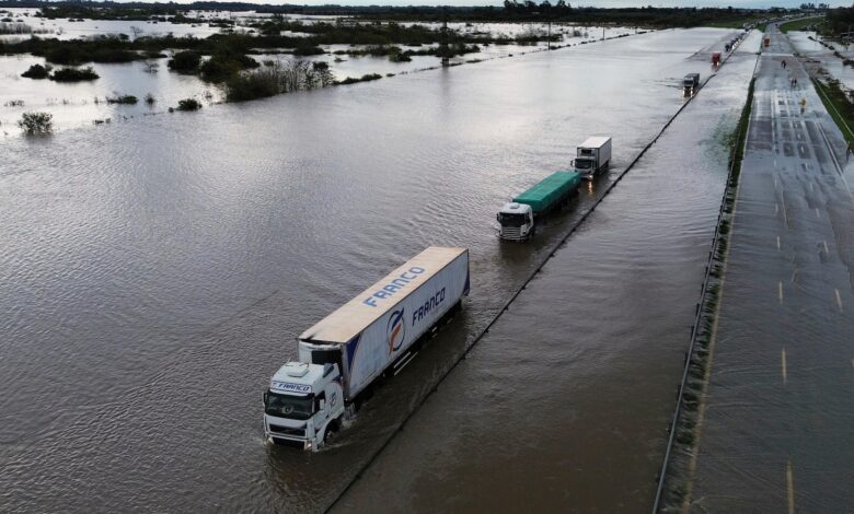 Heavy rainfall floods Argentine highways, forces evacuations Heavy rainfall floods Argentine highways, forces evacuations