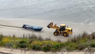 Boat washes ashore near San Diego with 3 dead, 4 survivors and 9 unaccounted for