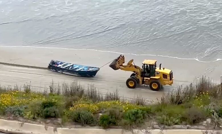 Boat washes ashore near San Diego with 3 dead, 4 survivors and 9 unaccounted for Boat washes ashore near San Diego with 3 dead, 4 survivors and 9 unaccounted for