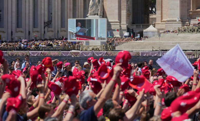 Pope prays for Chinese Catholics to be in communion with Rome in first comments on thorny issues Pope prays for Chinese Catholics to be in communion with Rome in first comments on thorny issues