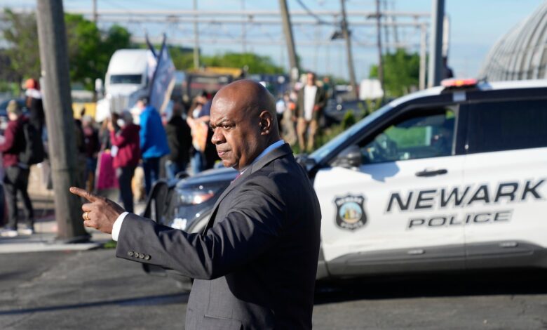 Newark Mayor Ras Baraka arrested at ICE facility while joining Democrats to conduct ‘oversight’ Newark Mayor Ras Baraka arrested at ICE facility while joining Democrats to conduct ‘oversight’