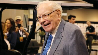 Investors are piling into big, short Treasury bets with Warren Buffett