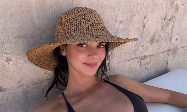 Kendall Jenner Tans in Tiny Black Bikini on Desert Trip Kendall Jenner Tans in Tiny Black Bikini on Desert Trip