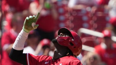 Reds’ Elly De La Cruz and Mariners reliever Trent Thornton fall ill while playing in extreme heat