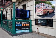 Stabbing suspect on loose after man attacked in NYC subway