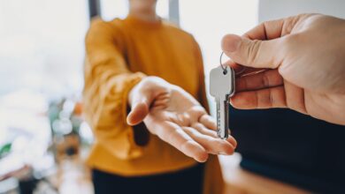 U.S. home sale prices reach a record of almost 0,000, but buyers may see some relief