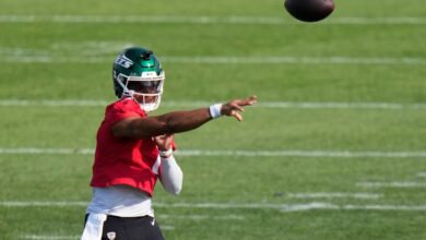 Jets QB Justin Fields returns to team drills at training camp after toe injury