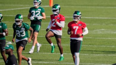 Jets quarterback Justin Fields returns a day after dislocating toe, but doesn’t practice