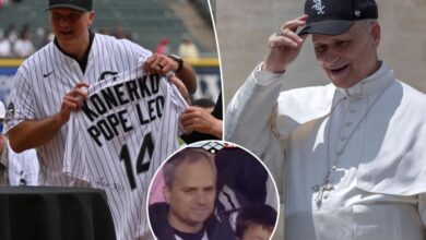 Pope Leo XIV gives autographed jersey to White Sox player from 2005 World Series team