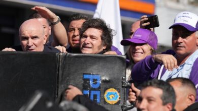 Protesters throw rocks at Argentine President Milei’s convoy while he campaigns