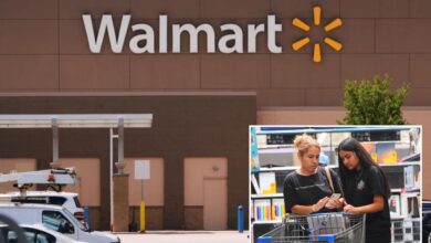 Walmart reports strong sales — but shares drop as profits get squeezed by tariffs