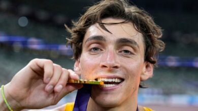 Duplantis gives Japanese fans what they came for — another world record in pole vault