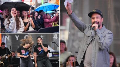 Theater lovers see free Broadway performances in Times Square