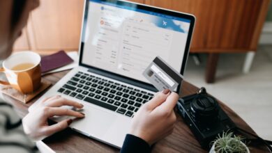 Americans plan to spend less this holiday season, survey shows