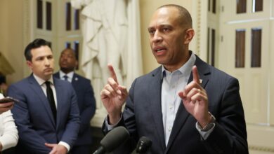 Trump to hold high-stakes meeting with Democrats as government shutdown looms