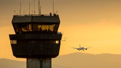 U.S. transportation chief doesn’t want air traffic controllers driving for Uber during shutdown