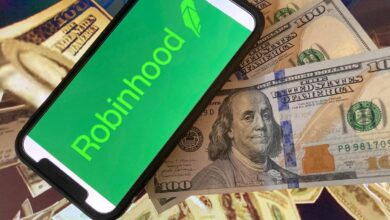 Robinhood will bring cash to your doorstep. Here’s when cash still comes in handy.