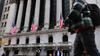 Stocks close mixed as investors assess strength of AI rally