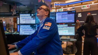 Stock market continues to fade as investors hedge against AI hype