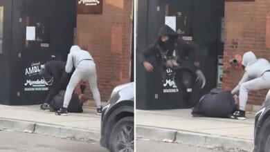Masked thugs rob man at gunpoint in brazen Chicago ambush: video