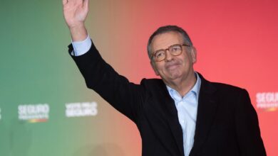 Portugal chooses between a moderate and a populist in runoff presidential election