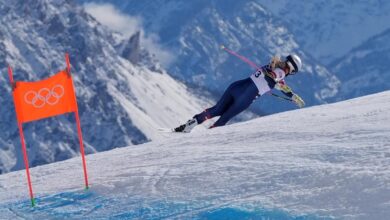 Lindsey Vonn crashes early in Olympic downhill, taken off mountain in helicopter