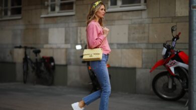 17 Comfy Rich Mom Sneakers on Amazon for Spring — From 