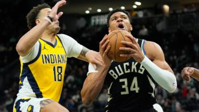 Giannis Antetokounmpo leaves Bucks’ victory over Pacers after landing awkwardly on dunk Giannis Antetokounmpo leaves Bucks’ victory over Pacers after landing awkwardly on dunk