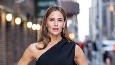 Jennifer Garner’s Quarter-Zip Pullover Look Is on Amazon