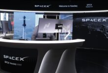 SpaceX options debut with tails looking `dangerous,’ strategist says