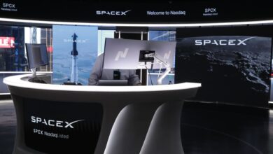 SpaceX options debut with tails looking `dangerous,’ strategist says SpaceX options debut with tails looking `dangerous,’ strategist says
