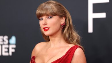 Taylor Swift’s Red Lip Stays in Place Thanks to a Lip Liner Taylor Swift’s Red Lip Stays in Place Thanks to a Lip Liner
